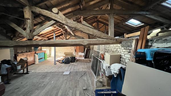 Prahecq (79230) À 18 kms de NIORT, MAISON 4 CHAMBRES, SALON, SEJOUR AVEC MEZZANINE, CUISINE AMÉNAGÉE ET ÉQUIPÉE, GARAGE, PRÉAU