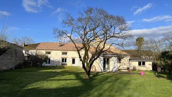 Prahecq (79230) À 18 kms de NIORT, MAISON 4 CHAMBRES, SALON, SEJOUR AVEC MEZZANINE, CUISINE AMÉNAGÉE ET ÉQUIPÉE, GARAGE, PRÉAU