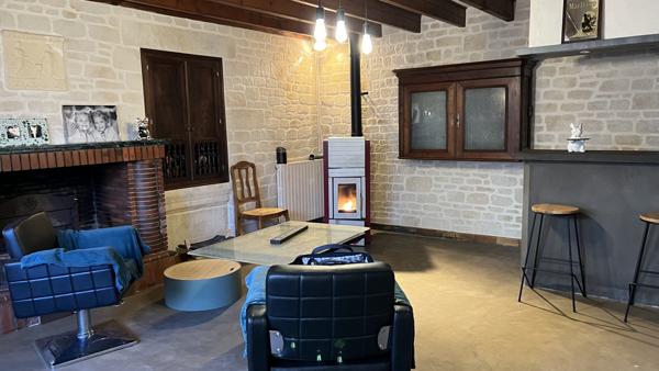 Prahecq (79230) À 18 kms de NIORT, MAISON 4 CHAMBRES, SALON, SEJOUR AVEC MEZZANINE, CUISINE AMÉNAGÉE ET ÉQUIPÉE, GARAGE, PRÉAU