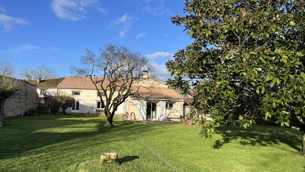 Prahecq (79230) À 18 kms de NIORT, MAISON 4 CHAMBRES, SALON, SEJOUR AVEC MEZZANINE, CUISINE AMÉNAGÉE ET ÉQUIPÉE, GARAGE, PRÉAU