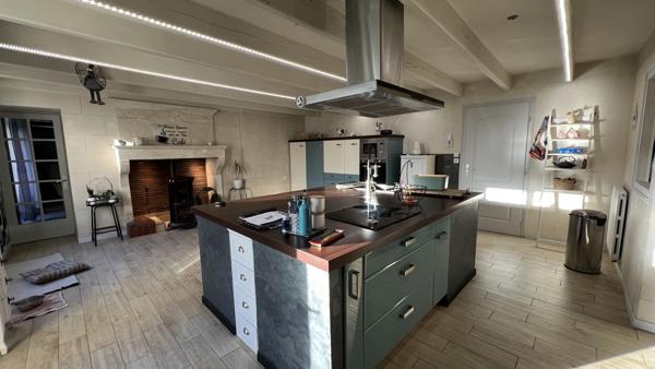 Prahecq (79230) À 18 kms de NIORT, MAISON 4 CHAMBRES, SALON, SEJOUR AVEC MEZZANINE, CUISINE AMÉNAGÉE ET ÉQUIPÉE, GARAGE, PRÉAU