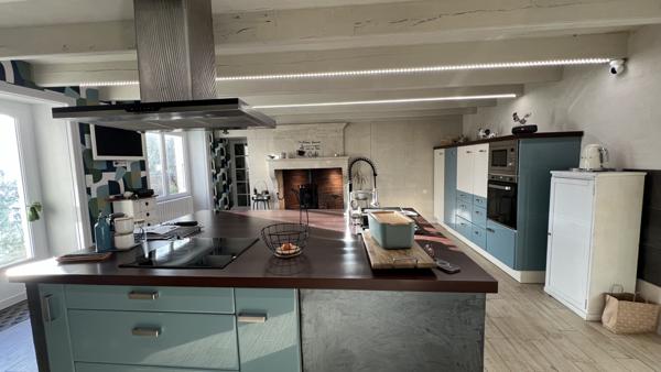 Prahecq (79230) À 18 kms de NIORT, MAISON 4 CHAMBRES, SALON, SEJOUR AVEC MEZZANINE, CUISINE AMÉNAGÉE ET ÉQUIPÉE, GARAGE, PRÉAU