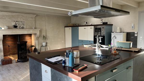 Prahecq (79230) À 18 kms de NIORT, MAISON 4 CHAMBRES, SALON, SEJOUR AVEC MEZZANINE, CUISINE AMÉNAGÉE ET ÉQUIPÉE, GARAGE, PRÉAU