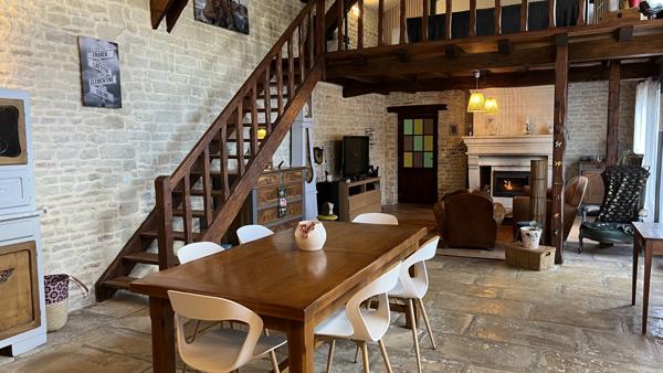 Prahecq (79230) À 18 kms de NIORT, MAISON 4 CHAMBRES, SALON, SEJOUR AVEC MEZZANINE, CUISINE AMÉNAGÉE ET ÉQUIPÉE, GARAGE, PRÉAU