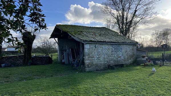 Prahecq (79230) À 18 kms de NIORT, MAISON 4 CHAMBRES, SALON, SEJOUR AVEC MEZZANINE, CUISINE AMÉNAGÉE ET ÉQUIPÉE, GARAGE, PRÉAU