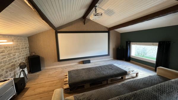 Prahecq (79230) À 18 kms de NIORT, MAISON 4 CHAMBRES, SALON, SEJOUR AVEC MEZZANINE, CUISINE AMÉNAGÉE ET ÉQUIPÉE, GARAGE, PRÉAU