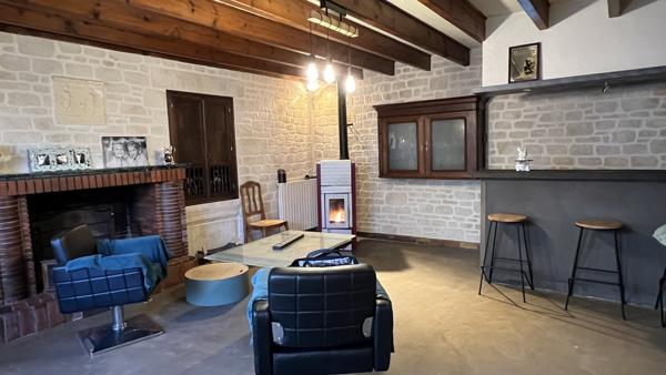 Prahecq (79230) À 18 kms de NIORT, MAISON 4 CHAMBRES, SALON, SEJOUR AVEC MEZZANINE, CUISINE AMÉNAGÉE ET ÉQUIPÉE, GARAGE, PRÉAU
