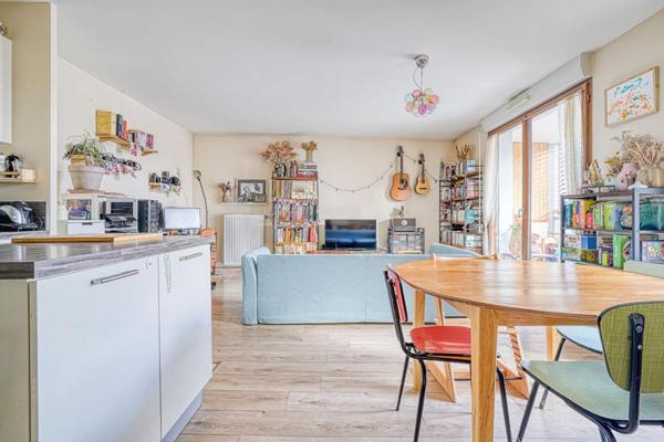 T3 lumineux avec terrasse et parking _ Quartier Vitry Sud / Ardoines _ proche transports, écoles et commerces