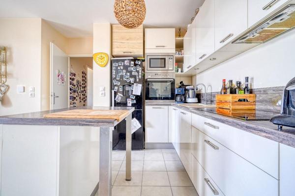 T3 lumineux avec terrasse et parking _ Quartier Vitry Sud / Ardoines _ proche transports, écoles et commerces