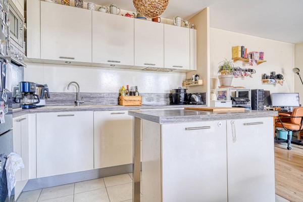 T3 lumineux avec terrasse et parking _ Quartier Vitry Sud / Ardoines _ proche transports, écoles et commerces