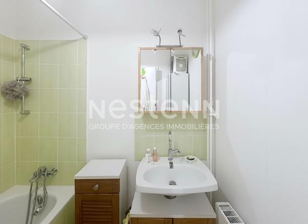 A VENDRE APPARTEMENT DE DEUX PIECES DANS LA RESIDENCE DOMAINE DU CHATEAU ISOLEE ET RAVALEE