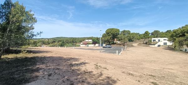 Lézignan-Corbières (11200) Quartier de la Pinède, superbe terrain constructible et viabilisé, libre de constructeur