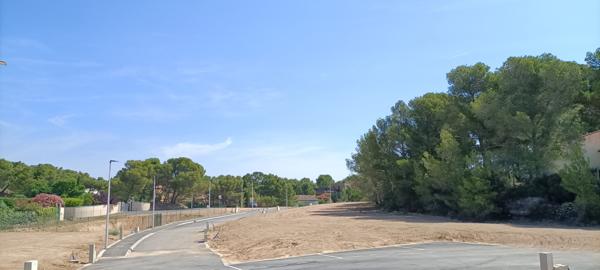 Lézignan-Corbières (11200) Quartier de la Pinède, superbe terrain constructible et viabilisé, libre de constructeur