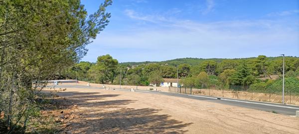 Lézignan-Corbières (11200) Quartier de la Pinède, superbe terrain constructible et viabilisé, libre de constructeur