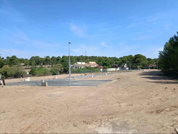 Lézignan-Corbières (11200) Quartier de la Pinède, superbe terrain constructible et viabilisé, libre de constructeur