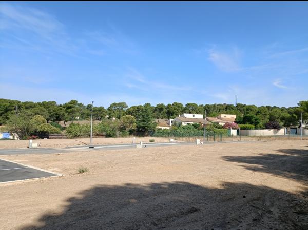 Lézignan-Corbières (11200) Quartier de la Pinède, superbe terrain constructible et viabilisé, libre de constructeur