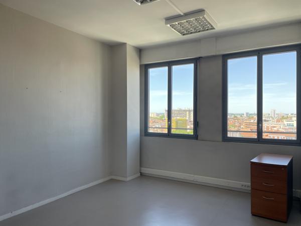 Bureau
         6 pièces
        - 97 m² Exclusivité 243 000 € *