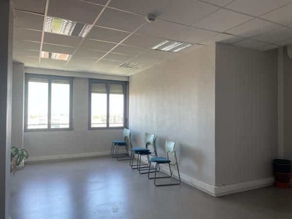 Bureau
         6 pièces
        - 97 m² Exclusivité 243 000 € *