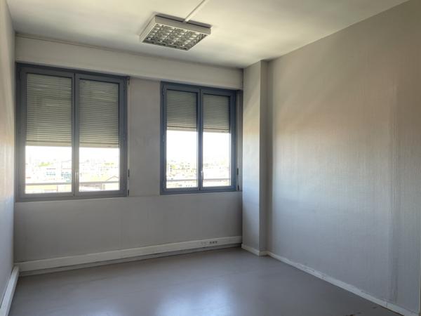 Bureau
         6 pièces
        - 97 m² Exclusivité 243 000 € *