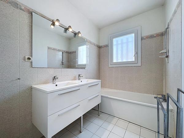 Maison à vendre GIGEAN (34) - Plain-pied T5 - 4 chambres - Terrain clos de 380 m2 - Garage - Parking privatif