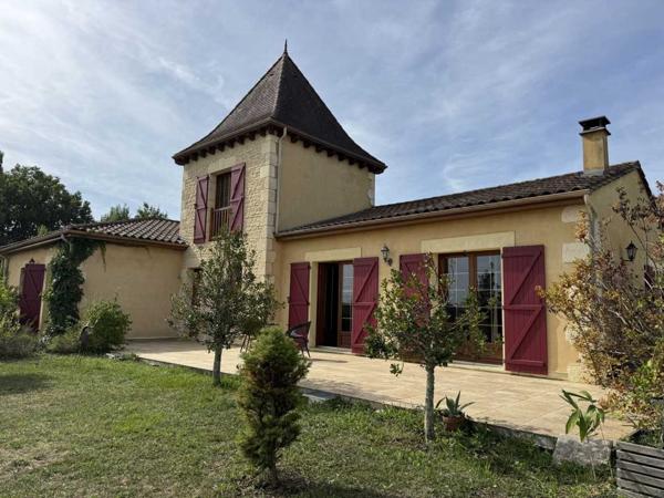 Maison contemporaine - Belves Grande maison position dominante avec tour, grand jardin, piscine et très jolie vue !
