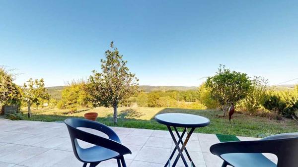 Maison contemporaine - Belves Grande maison position dominante avec tour, grand jardin, piscine et très jolie vue !