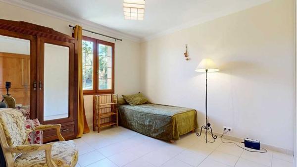 Maison contemporaine - Belves Grande maison position dominante avec tour, grand jardin, piscine et très jolie vue !