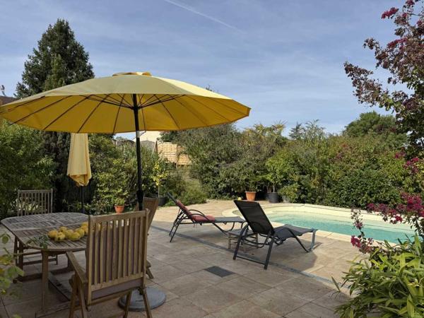 Maison contemporaine - Belves Grande maison position dominante avec tour, grand jardin, piscine et très jolie vue !