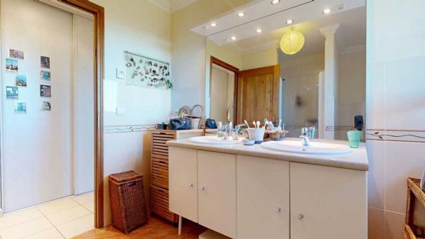 Maison contemporaine - Belves Grande maison position dominante avec tour, grand jardin, piscine et très jolie vue !