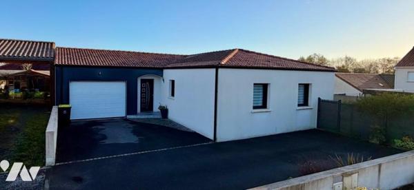 Maison de Plain-pied, en impasse, beau jardin, trois chambres centre bourg