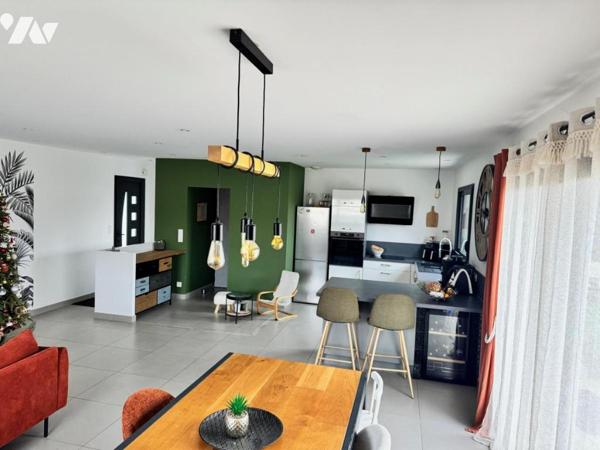 Maison de Plain-pied, en impasse, beau jardin, trois chambres centre bourg