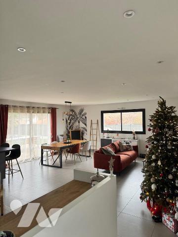 Maison de Plain-pied, en impasse, beau jardin, trois chambres centre bourg