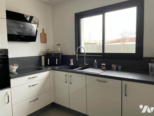 Maison de Plain-pied, en impasse, beau jardin, trois chambres centre bourg