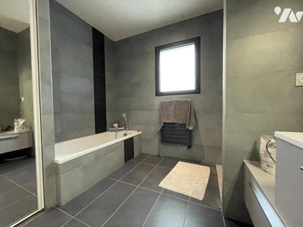 Maison de Plain-pied, en impasse, beau jardin, trois chambres centre bourg