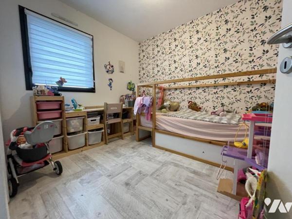 Maison de Plain-pied, en impasse, beau jardin, trois chambres centre bourg