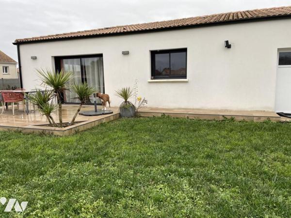 Maison de Plain-pied, en impasse, beau jardin, trois chambres centre bourg