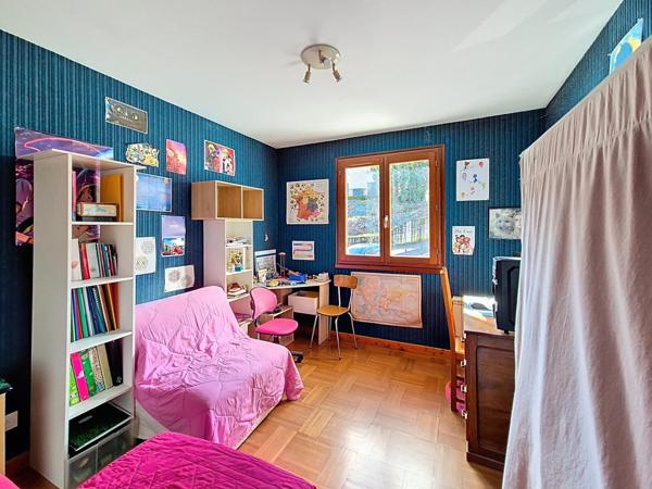 Villa traditionnelle dans un secteur résidentielle, proche des transports  en communs