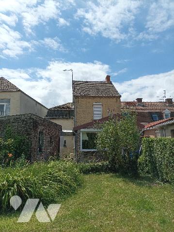 Maison de ville, en excellent état, à conforter, avec superbe jardin de 852 m² ,en centre ville.
