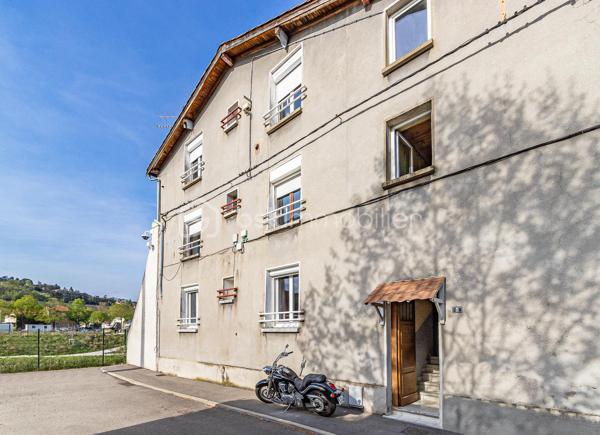 Dans une impasse au calme, avec une vue dégagée sur le Gier, cet immeuble de rapport offre un cadre agréable et recherché pour de futurs locataires.

Réparti sur trois niveaux, il se compose de trois appartements indépendants aux beaux volumes : un premier logement d’environ 95 m² ainsi que deux appartements d’environ 75 m² chacun, tous disposant de trois chambres. Une configuration idéale pour envisager différents projets locatifs.

À proximité des commerces, des écoles et des transports, ce bien réunit de nombreux atouts pour un investissement serein et durable.

Un immeuble avec du potentiel dans un secteur pratique et paisible.