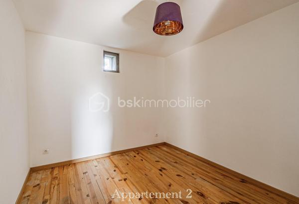 Dans une impasse au calme, avec une vue dégagée sur le Gier, cet immeuble de rapport offre un cadre agréable et recherché pour de futurs locataires.

Réparti sur trois niveaux, il se compose de trois appartements indépendants aux beaux volumes : un premier logement d’environ 95 m² ainsi que deux appartements d’environ 75 m² chacun, tous disposant de trois chambres. Une configuration idéale pour envisager différents projets locatifs.

À proximité des commerces, des écoles et des transports, ce bien réunit de nombreux atouts pour un investissement serein et durable.

Un immeuble avec du potentiel dans un secteur pratique et paisible.