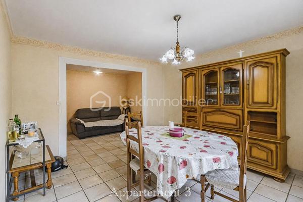 Dans une impasse au calme, avec une vue dégagée sur le Gier, cet immeuble de rapport offre un cadre agréable et recherché pour de futurs locataires.

Réparti sur trois niveaux, il se compose de trois appartements indépendants aux beaux volumes : un premier logement d’environ 95 m² ainsi que deux appartements d’environ 75 m² chacun, tous disposant de trois chambres. Une configuration idéale pour envisager différents projets locatifs.

À proximité des commerces, des écoles et des transports, ce bien réunit de nombreux atouts pour un investissement serein et durable.

Un immeuble avec du potentiel dans un secteur pratique et paisible.
