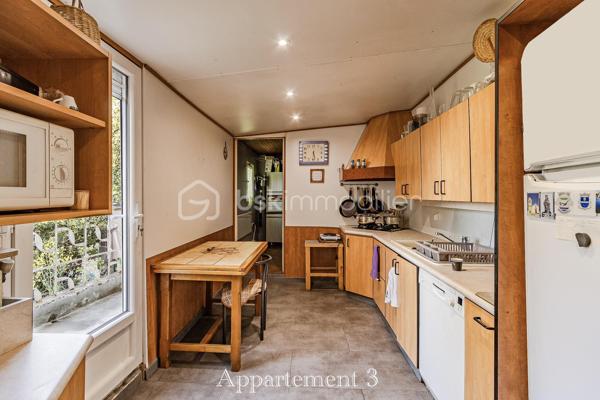 Dans une impasse au calme, avec une vue dégagée sur le Gier, cet immeuble de rapport offre un cadre agréable et recherché pour de futurs locataires.

Réparti sur trois niveaux, il se compose de trois appartements indépendants aux beaux volumes : un premier logement d’environ 95 m² ainsi que deux appartements d’environ 75 m² chacun, tous disposant de trois chambres. Une configuration idéale pour envisager différents projets locatifs.

À proximité des commerces, des écoles et des transports, ce bien réunit de nombreux atouts pour un investissement serein et durable.

Un immeuble avec du potentiel dans un secteur pratique et paisible.
