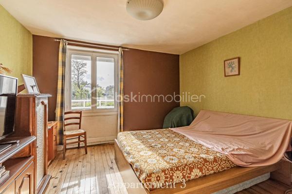 Dans une impasse au calme, avec une vue dégagée sur le Gier, cet immeuble de rapport offre un cadre agréable et recherché pour de futurs locataires.

Réparti sur trois niveaux, il se compose de trois appartements indépendants aux beaux volumes : un premier logement d’environ 95 m² ainsi que deux appartements d’environ 75 m² chacun, tous disposant de trois chambres. Une configuration idéale pour envisager différents projets locatifs.

À proximité des commerces, des écoles et des transports, ce bien réunit de nombreux atouts pour un investissement serein et durable.

Un immeuble avec du potentiel dans un secteur pratique et paisible.