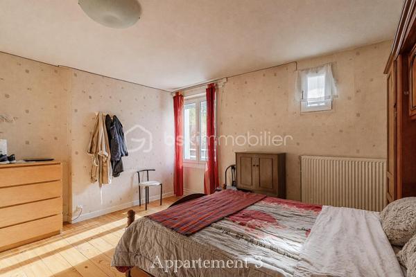 Dans une impasse au calme, avec une vue dégagée sur le Gier, cet immeuble de rapport offre un cadre agréable et recherché pour de futurs locataires.

Réparti sur trois niveaux, il se compose de trois appartements indépendants aux beaux volumes : un premier logement d’environ 95 m² ainsi que deux appartements d’environ 75 m² chacun, tous disposant de trois chambres. Une configuration idéale pour envisager différents projets locatifs.

À proximité des commerces, des écoles et des transports, ce bien réunit de nombreux atouts pour un investissement serein et durable.

Un immeuble avec du potentiel dans un secteur pratique et paisible.