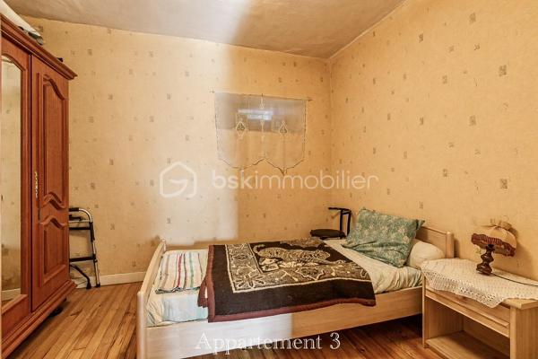 Dans une impasse au calme, avec une vue dégagée sur le Gier, cet immeuble de rapport offre un cadre agréable et recherché pour de futurs locataires.

Réparti sur trois niveaux, il se compose de trois appartements indépendants aux beaux volumes : un premier logement d’environ 95 m² ainsi que deux appartements d’environ 75 m² chacun, tous disposant de trois chambres. Une configuration idéale pour envisager différents projets locatifs.

À proximité des commerces, des écoles et des transports, ce bien réunit de nombreux atouts pour un investissement serein et durable.

Un immeuble avec du potentiel dans un secteur pratique et paisible.