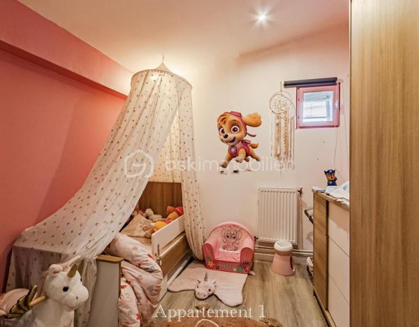 Dans une impasse au calme, avec une vue dégagée sur le Gier, cet immeuble de rapport offre un cadre agréable et recherché pour de futurs locataires.

Réparti sur trois niveaux, il se compose de trois appartements indépendants aux beaux volumes : un premier logement d’environ 95 m² ainsi que deux appartements d’environ 75 m² chacun, tous disposant de trois chambres. Une configuration idéale pour envisager différents projets locatifs.

À proximité des commerces, des écoles et des transports, ce bien réunit de nombreux atouts pour un investissement serein et durable.

Un immeuble avec du potentiel dans un secteur pratique et paisible.