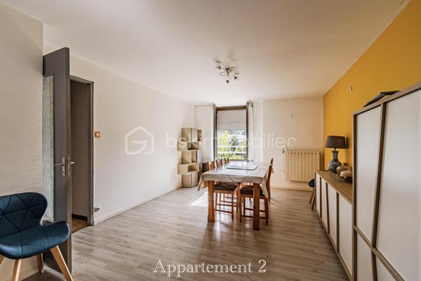 Dans une impasse au calme, avec une vue dégagée sur le Gier, cet immeuble de rapport offre un cadre agréable et recherché pour de futurs locataires.

Réparti sur trois niveaux, il se compose de trois appartements indépendants aux beaux volumes : un premier logement d’environ 95 m² ainsi que deux appartements d’environ 75 m² chacun, tous disposant de trois chambres. Une configuration idéale pour envisager différents projets locatifs.

À proximité des commerces, des écoles et des transports, ce bien réunit de nombreux atouts pour un investissement serein et durable.

Un immeuble avec du potentiel dans un secteur pratique et paisible.
