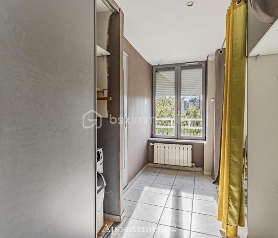 Dans une impasse au calme, avec une vue dégagée sur le Gier, cet immeuble de rapport offre un cadre agréable et recherché pour de futurs locataires.

Réparti sur trois niveaux, il se compose de trois appartements indépendants aux beaux volumes : un premier logement d’environ 95 m² ainsi que deux appartements d’environ 75 m² chacun, tous disposant de trois chambres. Une configuration idéale pour envisager différents projets locatifs.

À proximité des commerces, des écoles et des transports, ce bien réunit de nombreux atouts pour un investissement serein et durable.

Un immeuble avec du potentiel dans un secteur pratique et paisible.