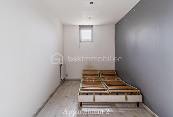 Dans une impasse au calme, avec une vue dégagée sur le Gier, cet immeuble de rapport offre un cadre agréable et recherché pour de futurs locataires.

Réparti sur trois niveaux, il se compose de trois appartements indépendants aux beaux volumes : un premier logement d’environ 95 m² ainsi que deux appartements d’environ 75 m² chacun, tous disposant de trois chambres. Une configuration idéale pour envisager différents projets locatifs.

À proximité des commerces, des écoles et des transports, ce bien réunit de nombreux atouts pour un investissement serein et durable.

Un immeuble avec du potentiel dans un secteur pratique et paisible.