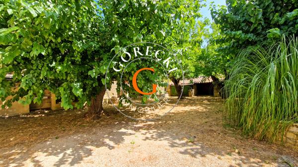 A vendre à 6 km d'Uzès, authentique maison de village avec dépendances et jardin